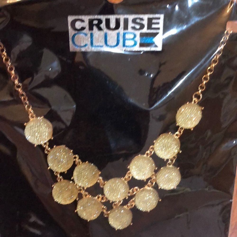 NWT Cruise Club Shimmering statement necklace